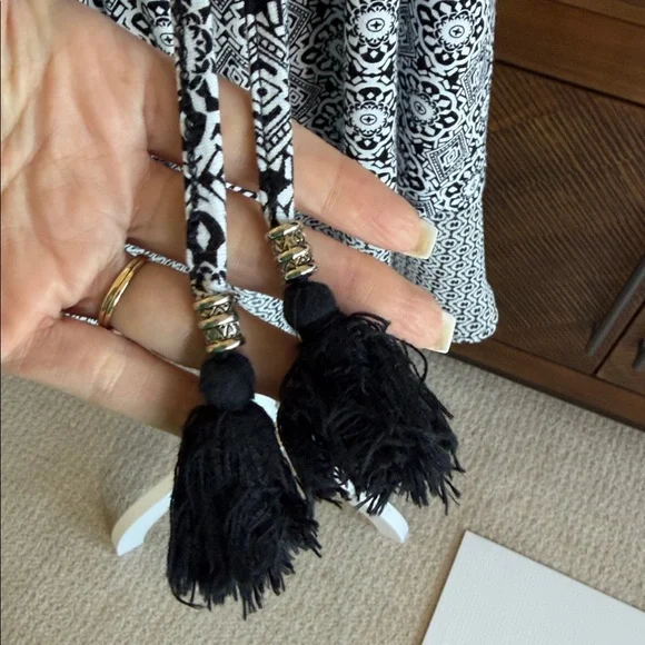 Westmoreland Black & White Printed Sleeveless Tunic with Tassel Ties - Picture 3 of 6